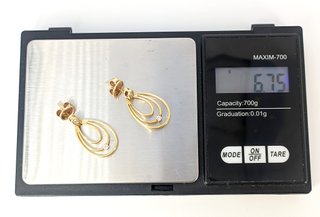 Pendiente de oro de 18k con circonitas, 6.75 g.