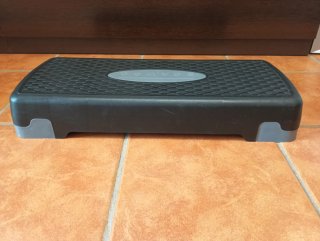 Plataforma Step Domyos Negra y Gris