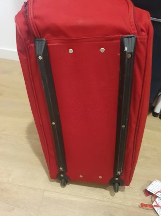 Macuto deportivo rojo con ruedas y asa