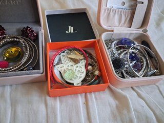 Joyero Lekani y  joyas
