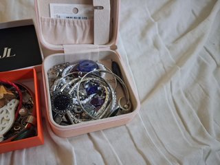 Joyero Lekani y  joyas