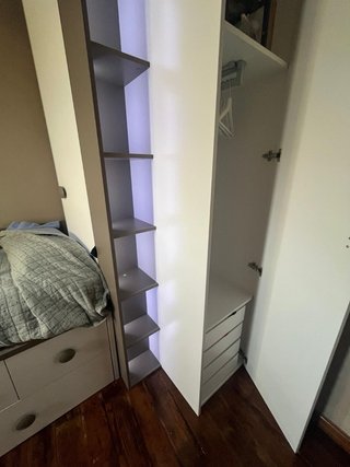 Dormitorio completo con armario y camas