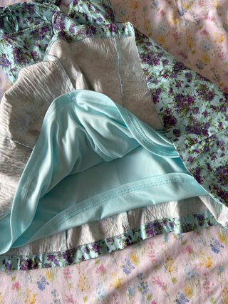 Vestido azul con flores moradas