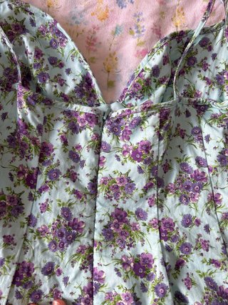Vestido azul con flores moradas