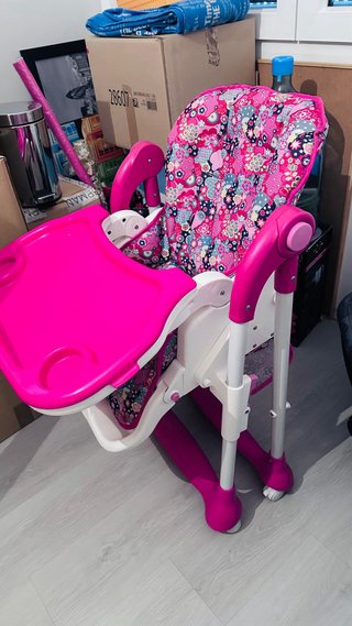 Trona bebé rosa con estampado floral