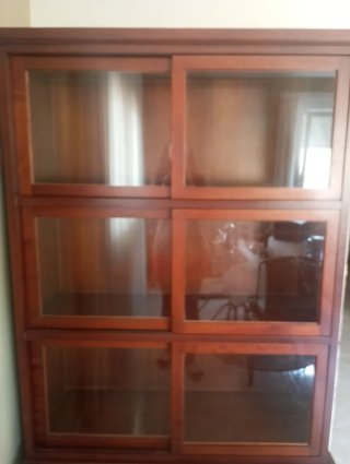 Vitrina de madera y cristal