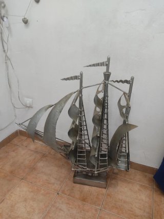 Barco de hierro decorativo