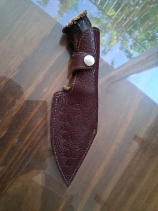 Cuchillo artesanal con funda de cuero