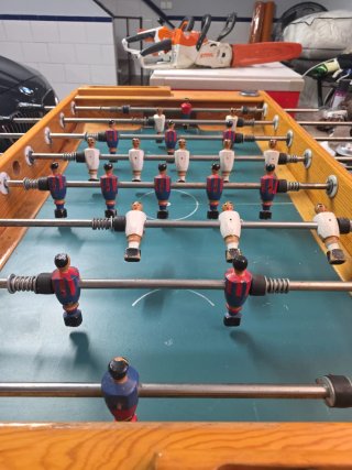 Futbolín artesanal de madera