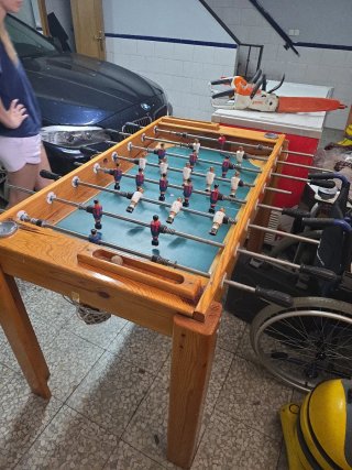 Futbolín artesanal de madera