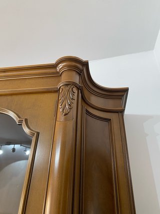 Mueble de salón de madera y cristal