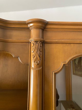 Mueble de salón de madera y cristal