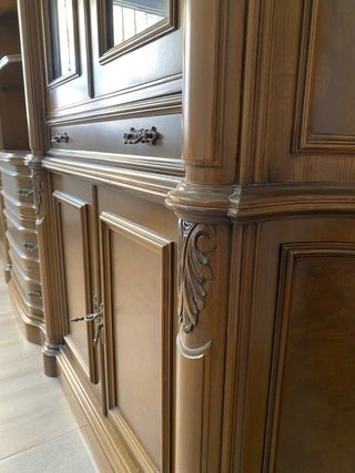 Mueble de salón de madera y cristal