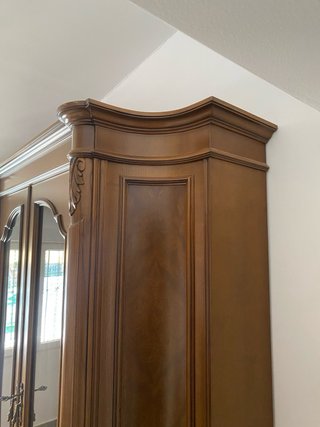 Mueble de salón de madera y cristal