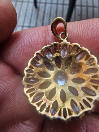 Broche o colgante con piedras semipreciosas