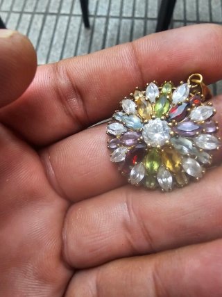 Broche o colgante con piedras semipreciosas