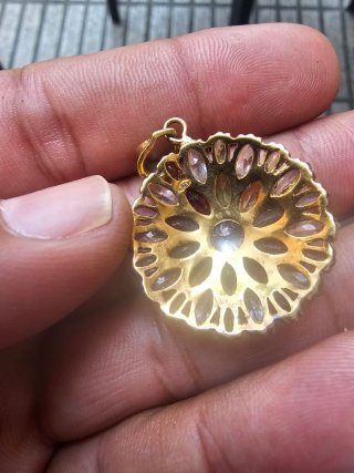 Broche o colgante con piedras semipreciosas