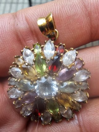 Broche o colgante con piedras semipreciosas