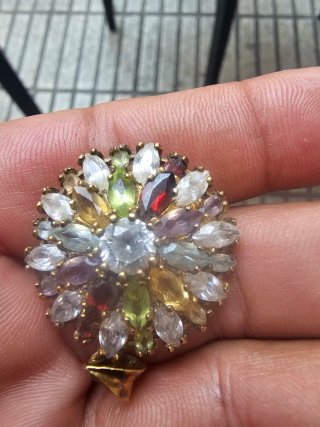 Broche o colgante con piedras semipreciosas