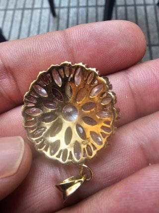 Broche o colgante con piedras semipreciosas