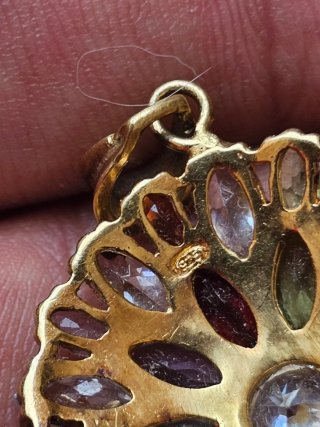 Broche o colgante con piedras semipreciosas
