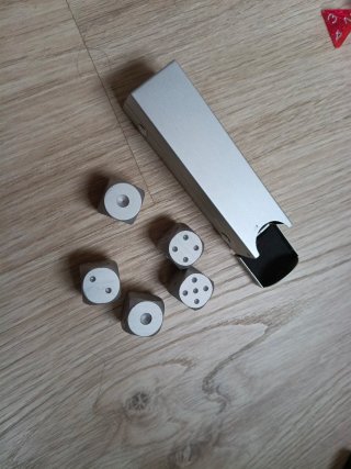 Dados de aluminio