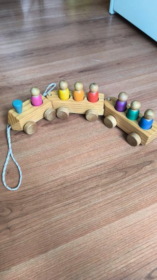 Tren de madera con figuras de colores