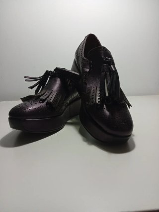 Zapatos de plataforma morados con cordones