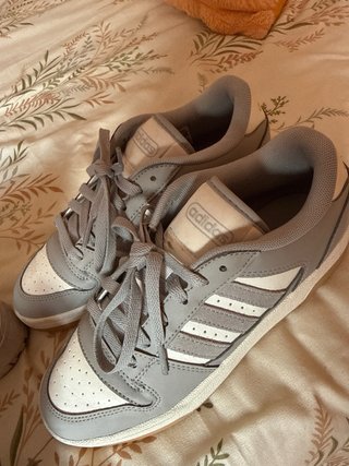 Zapatillas New Balance 550 y Adidas