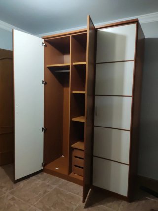 Dormitorio Matrimonio: Cabecero, Mesitas,armario
