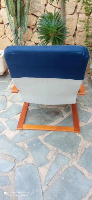 Sillón tapizado azul y madera cerezo