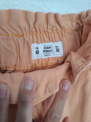 Shorts naranjas con cinturón