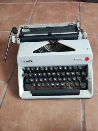 Máquina de escribir Olympia Mónica