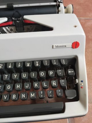 Máquina de escribir Olympia Mónica