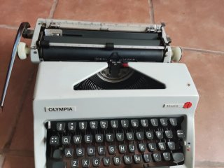 Máquina de escribir Olympia Mónica