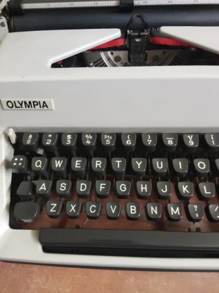 Máquina de escribir Olympia Mónica