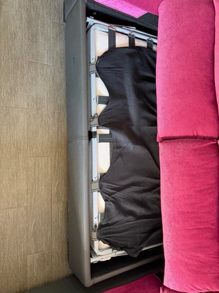 Sofá cama gris y rosa