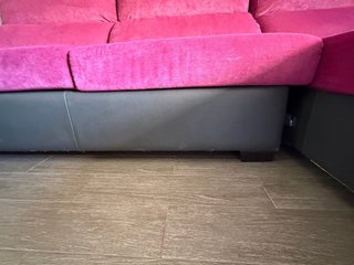 Sofá cama gris y rosa