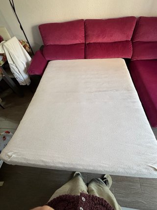 Sofá cama gris y rosa