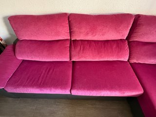 Sofá cama gris y rosa