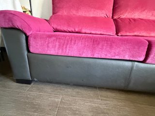 Sofá cama gris y rosa