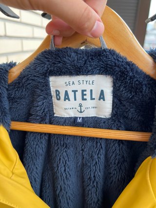 Abrigo impermeable Batea amarillo nuevo sin usar.