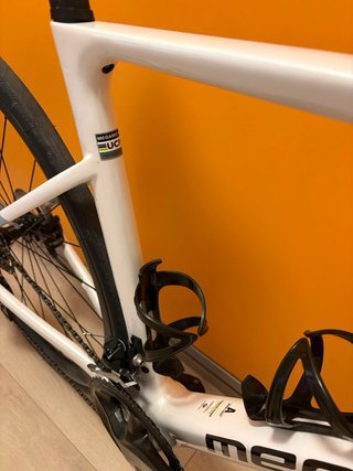 Bicicleta de carretera Megamo blanca