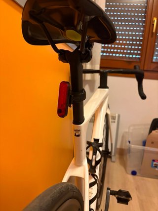 Bicicleta de carretera Megamo blanca