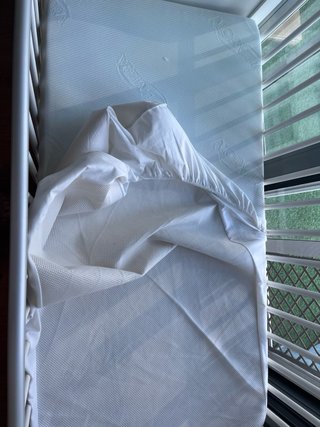 Cuna blanca con colchon y protector