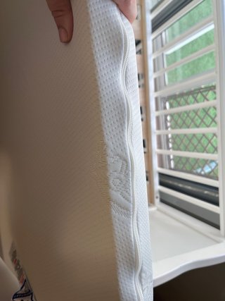 Cuna blanca con colchon y protector