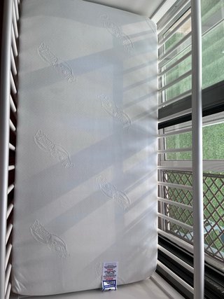 Cuna blanca con colchon y protector
