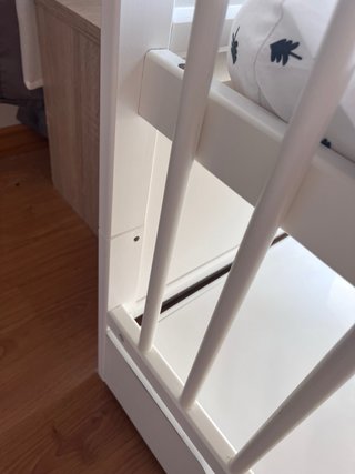 Cuna blanca con colchon y protector