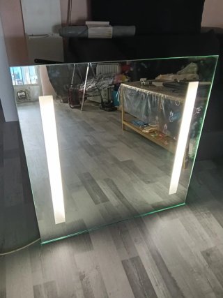 Espejo de baño moderno con luz LED