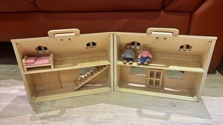 Casita de madera infantil con accesorios